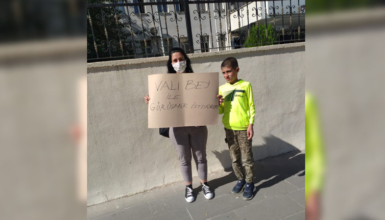 İşsiz anne valilik önünden seslendi. Engelli çocuğuma bakamazsam kendimi yakarım