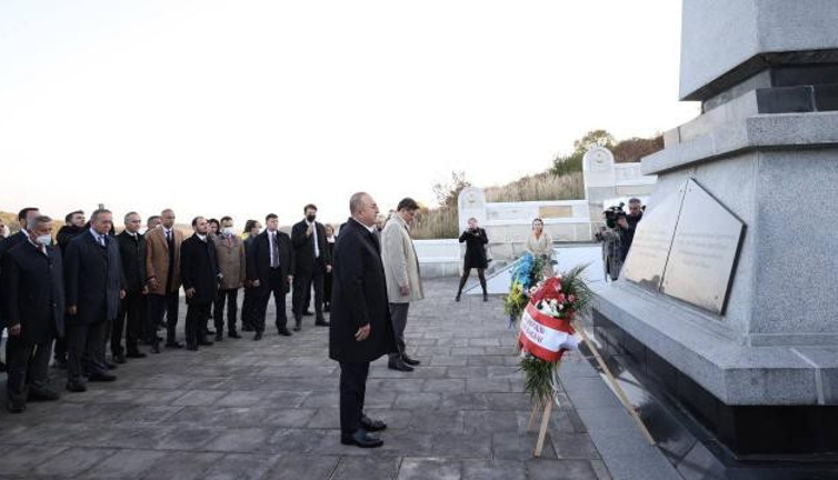 Bakan Çavuşoğlu'ndan Ukrayna'daki şehitliklere ziyaret