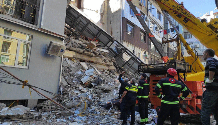 7 katlı bina çöktü! Enkaz altında kalanlar var