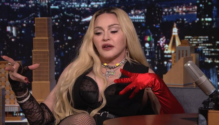 63 yaşındaki Madonna canlı yayında önce masaya uzandı sonra eteğini açtı