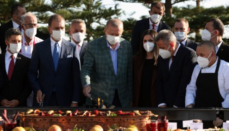 Erdoğan mangal başına geçti kebap pişirdi, Bahçeli'ye gönderme mi?