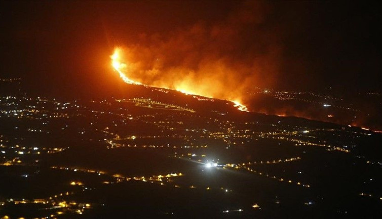 La Palma'da lavların yok ettiği ev sayısı 419'a yükseldi