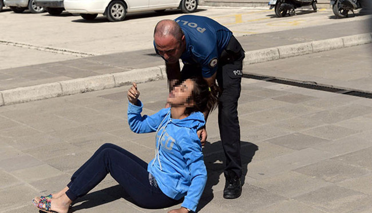 Gören vatandaşlar tavla oynamaya devam etmişti! Hatay'da sevgilisinin satırla kovaladığı kadından skandal istek