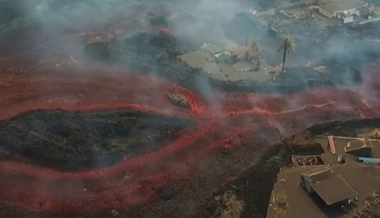 Yanardağ’ın konisi çöktü. Lavlar yerleşim yerlerine doğru ilerliyor