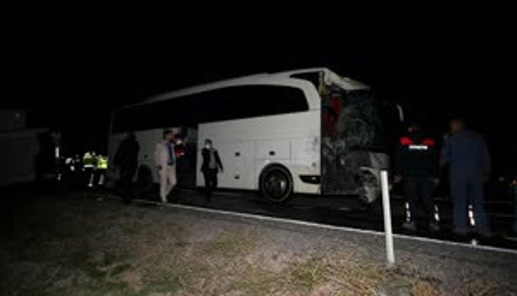 Öğrencileri taşıyan otobüs çekici araçla çarpıştı. 44 yaralı