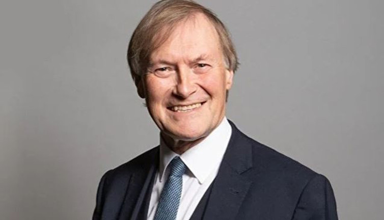 Bıçaklı saldırıya uğrayan milletvekili hayatını kaybetti