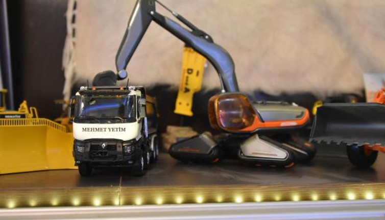 Konyalı Mehmet Yetim 10 yılda 140 iş makinesi maketi topladı. İçlerinde 1000 Euro edeni bile var. Servet değerinde