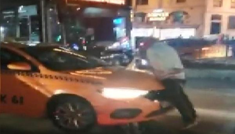 Çıldıran müşteri Beyoğlu'nda taksinin üstüne çıktı