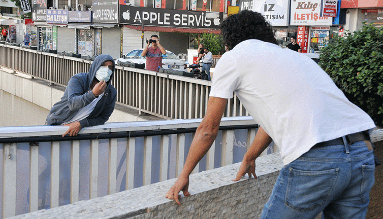 Tuvalet intihar sebebi oldu. 20 dakika ikna etmeye çalıştılar