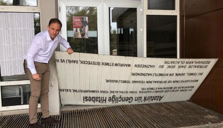 Gençliğe Hitabe'nin Zonguldak Valilik önündeki mazgala kapak yapılmasına inceleme