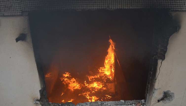 Avcılar'da 4 katlı binada yangın