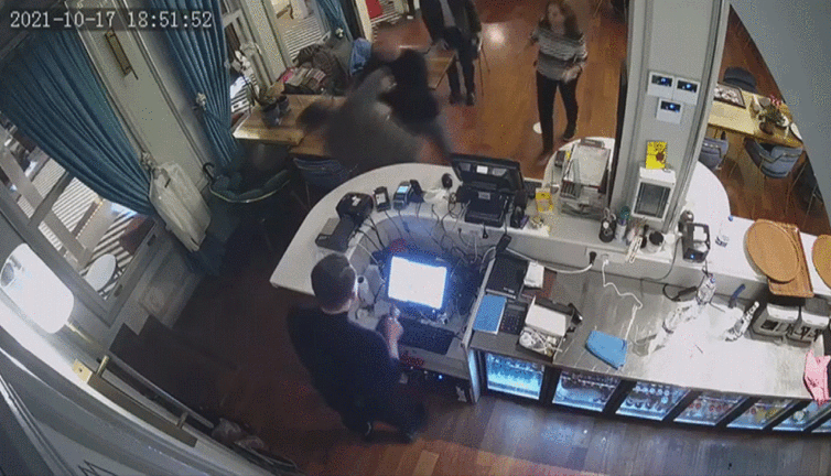 Demet Akalın’ın eşi Okan Kurt Cumhurbaşkanı'nın berberi tarafından tehdit edildiğini açıklamıştı. Kavganın görüntüleri ortaya çıktı