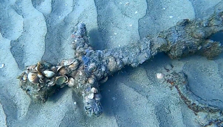 Amatör dalgıç tesadüfen fark etti denizin dibinden çıkardı. Paha biçilemiyor tam 900 yıllık