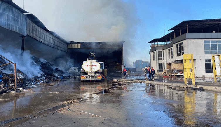 Geri dönüşüm fabrikasında yangın