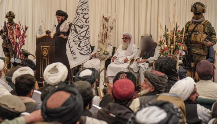 Canlı bombaların ailesine Taliban para dağıtıp toprak sözü verdi. İçişleri Bakanı ailelerle otelde buluştu