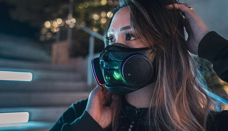 Razer Zephyr maskesi için Amerika'da 6,5 saat, Türkiye'de 158 saat çalışmak gerekiyor. Fan ayarı ve ışık ayarı da cep telefonundan yapılıyor