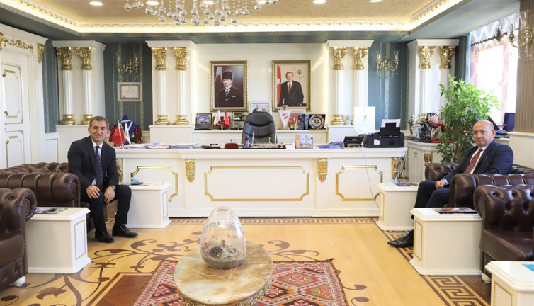 AKP'li Belediye Başkanının makam odası gündem oldu