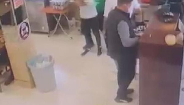 Soluk borusuna ekmek kaçan genci Heimlich manevrası kurtardı