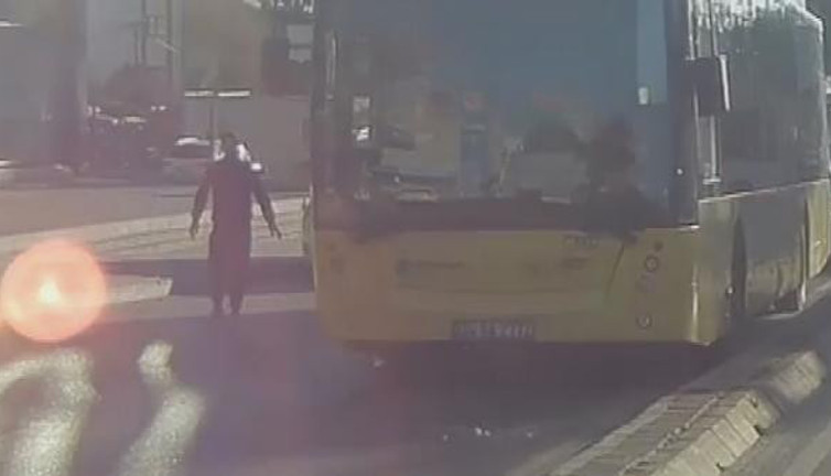 Bir masum kişi daha ölüme gönderildi. Sorumsuz sürücünün açtığı araç kapısı scooter kullanan kadını ölüme sürükledi