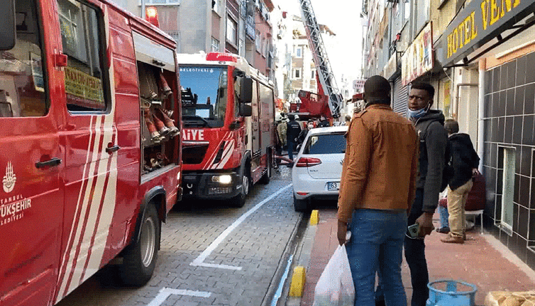 6 katlı binanın çatı katında yangın