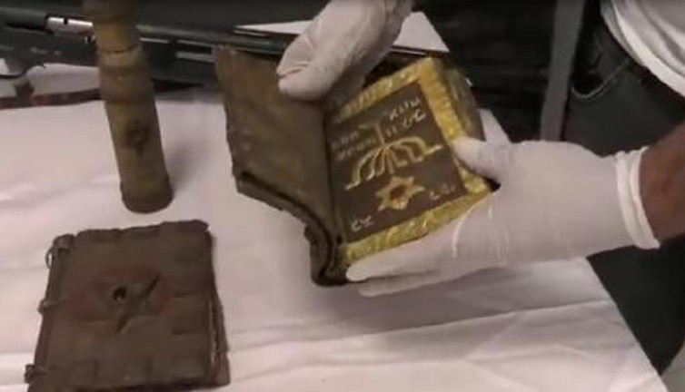 Altın işlemeli el yazmalı Tevrat baskını