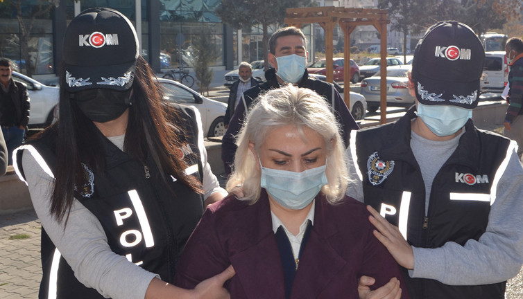 Doçentlik belgesi sahte çıkan öğretim üyesi Zehra Zulal Atalay Laçin tutuklandı