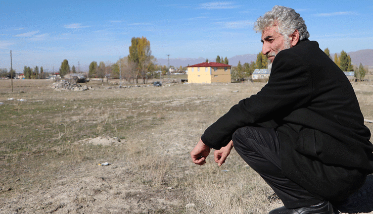 Dolandırıcılar yüzünden 11 aydır köyüne gidemiyor