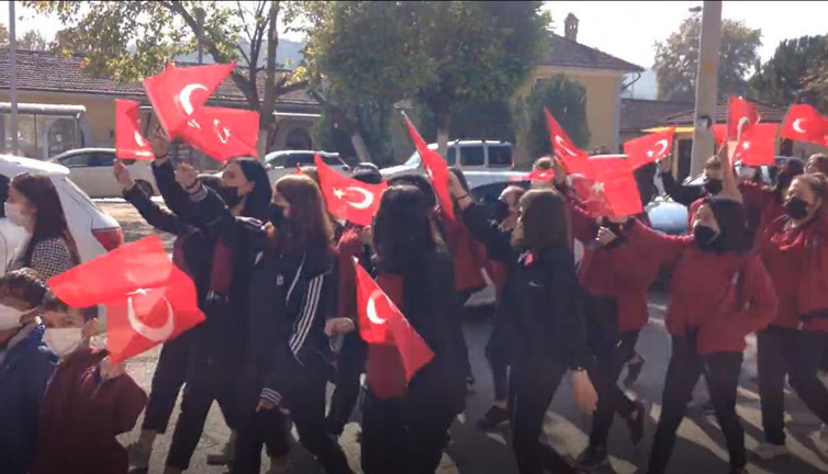 Savulun Z kuşağı geliyor. Karabük'te öğrenciler ''Bozulmuş düşmanlar yel gibi kaçar, Yaşa Mustafa Kemal paşa yaşa'' diyerek prova yaptılar