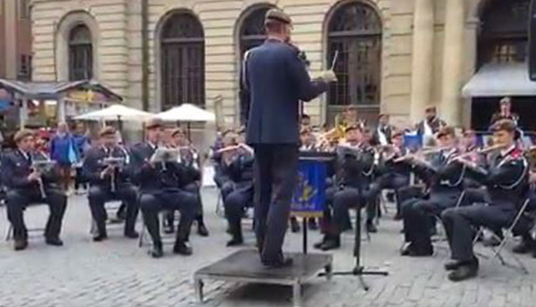 İsveç Ordu Bandosu Gölcük Marşı'yla mest etti. Alem Atatürk ve Kurtuluş Savaşı’na hayran bizim hainler ise Yunan olmak istiyor