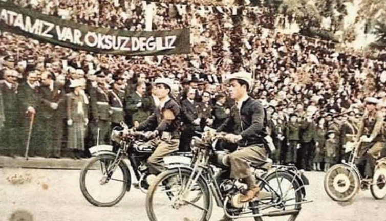 “Atamız var öksüz değiliz” pankartı fotoğrafının tarihine ve yerine inanamayacaksınız