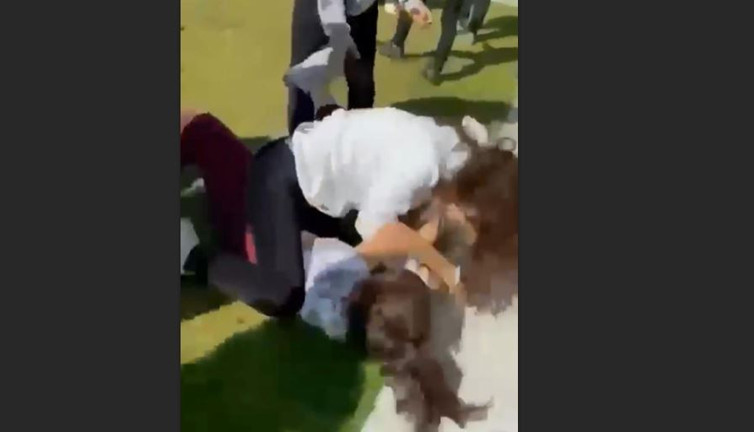 Liseli kızların saç saça baş başa kavgası