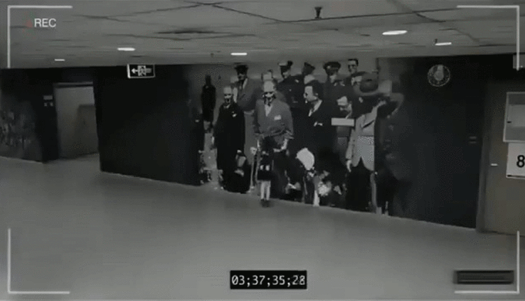 Herkesin gitmesini bekleyip Atatürk'e sarılan çocuk herkesi duygulandırdı