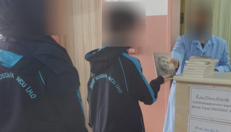 Erdoğan’ın kitabı imam hatip ortaokulu öğrencilerine bedava dağıtıldı