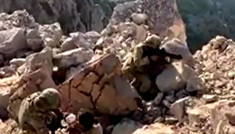 Mehmetçik teslim olan teröristlere su içirdi