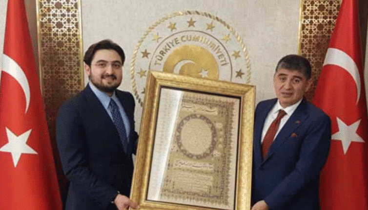 Yasak olmasına rağmen Büyükelçilik hesabından reklamı yapıldı. AKP’li Tevfik Göksu’nun yeğeni yine gündemde