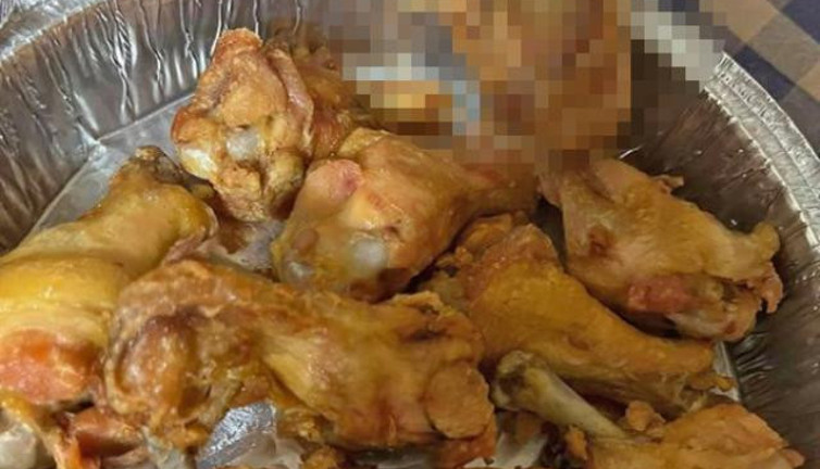 Eve sipariş ettiği tavuk kanadını ısıran kadın hayatının şokunu yaşadı. Firma harekete geçti