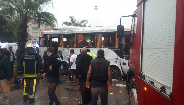 Rus turistleri taşıyan midibüs takla attı: 8 yaralı