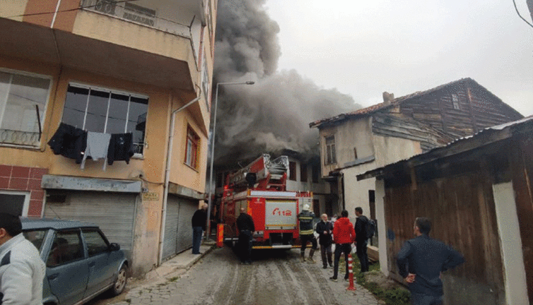 2 katlı ahşap evde yangın