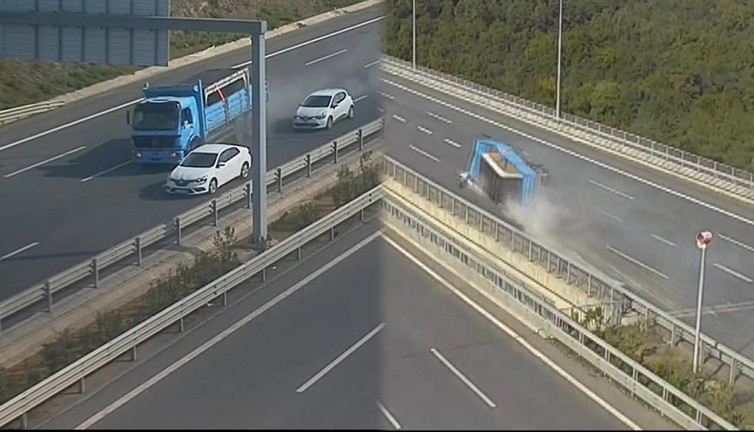 Üzerine yük kamyonu devrilen otomobil akordiyona döndü. Korkunç kazanın görüntüleri ortaya çıktı