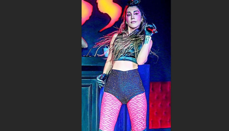 Aman kaçmasın. Hande Yener’in çorabının fiyatı dudak uçuklattı