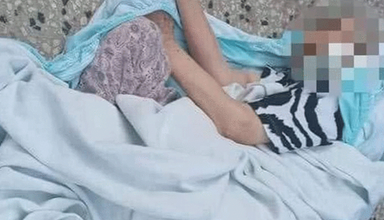 Ambulans 82 yaşındaki yatalak kadını betona bırakıp gitti. Yazıklar olsun