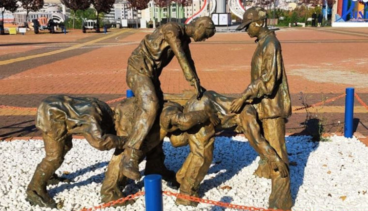 Rektörden 'uzun eşek heykeli' savunması: 'Bazı şeylerin fiyatı sorgulanmaz'