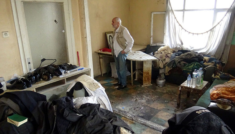 Çöp evde yaşıyordu, temizlendi