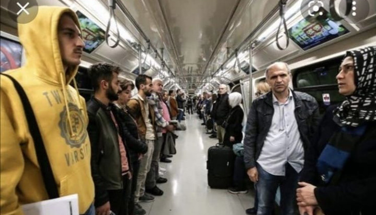 Bu fotoğraf metroda çekildi. Türkiye Ata'sını andı. İşte günün karesi