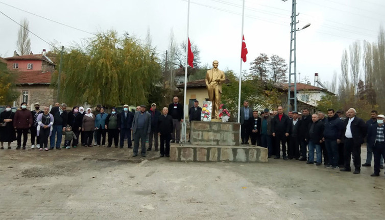 Köylü aralarında para toplayıp Atatürk heykeli yaptırdı