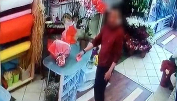 Evli öğretmene isimsiz gül buketleri gönderen belli oldu. Kendisi de evli çıktı