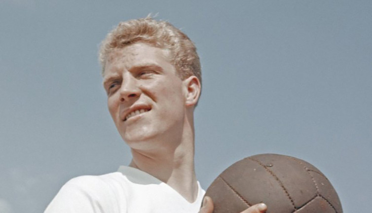 Efsane İngiliz futbolcu hayatını kaybetti