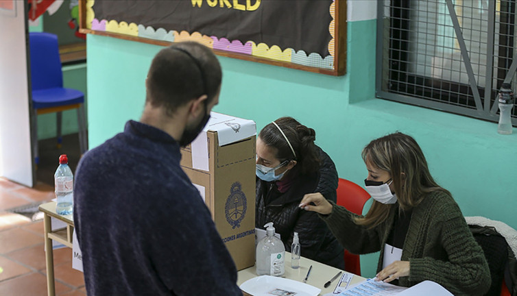 Arjantin halkı parlamento seçimleri için sandık başında