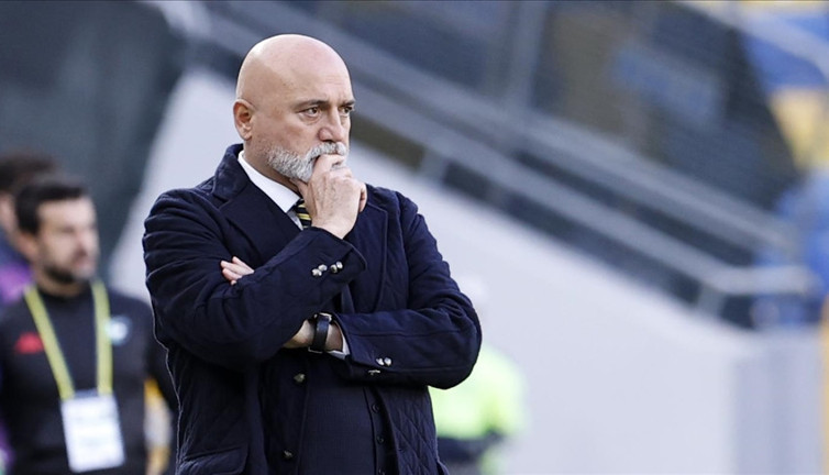 Kayserispor'un hocası Hikmet Karaman kırklara yedilere karıştı. Bu üç karikatürü paylaştı