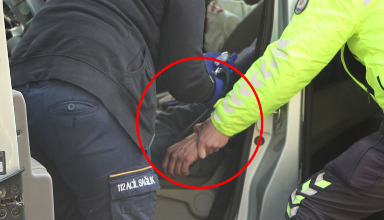 Trafik polisi yaralı sürücünün elini bırakmadı
